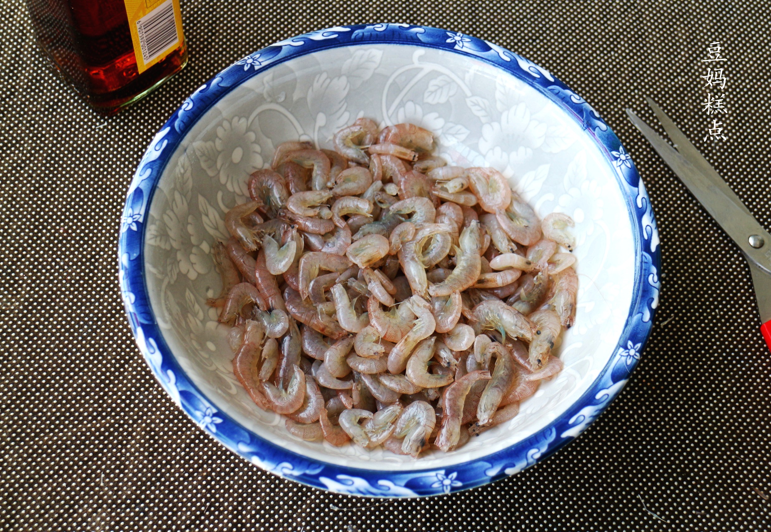 韭菜炒河虾，4月正当吃，鲜香味美，特别适合孩子