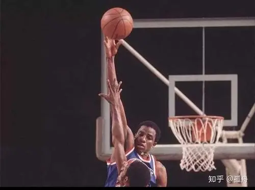 j博士在nba哪些队呆过(NBA纪实连载54：ABA和NBA都是头牌的J博士，其华丽只有乔丹能媲美)