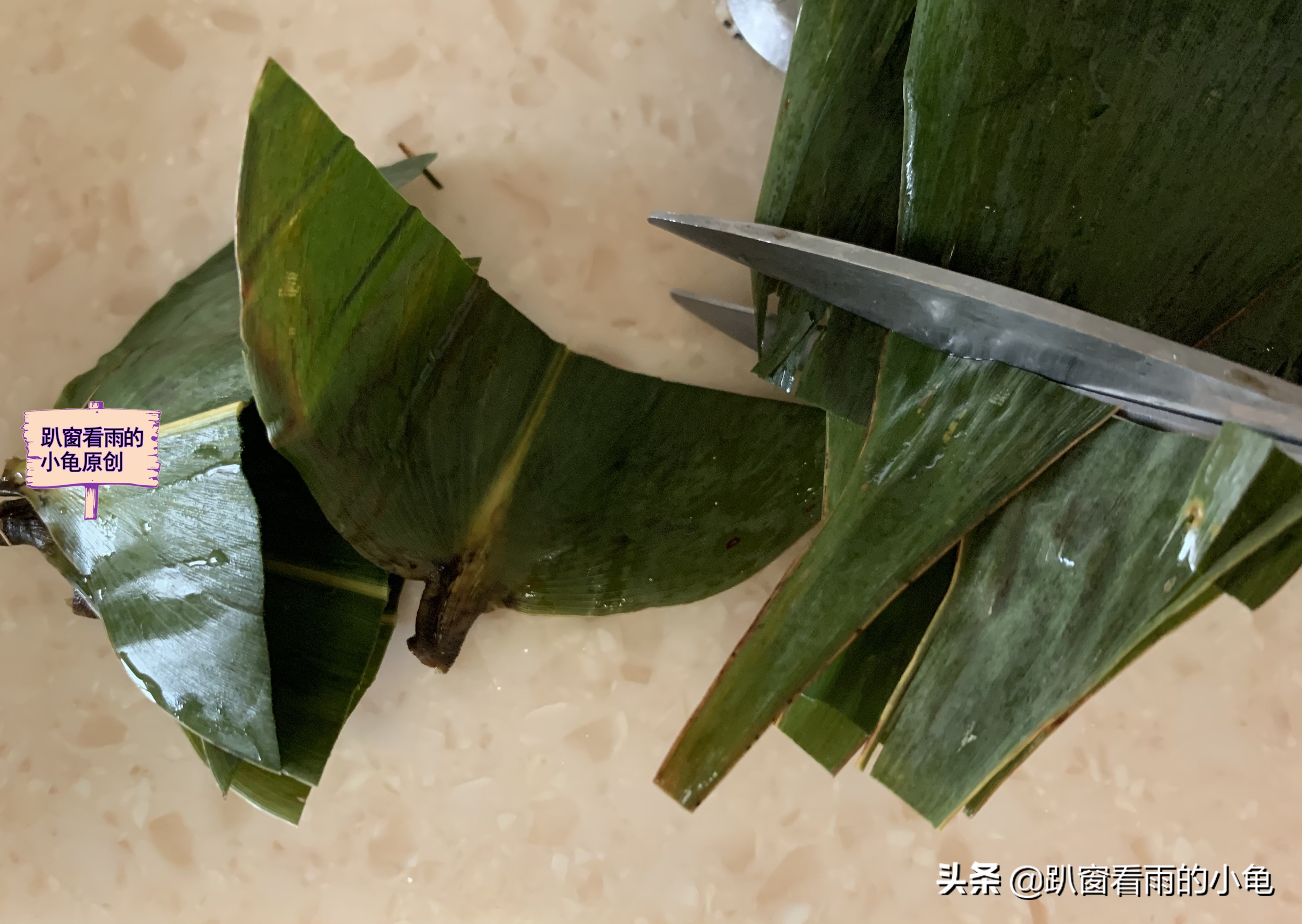 包粽子4步慢动作讲解，棱角分明煮不散，包法窍门全在，一看就会