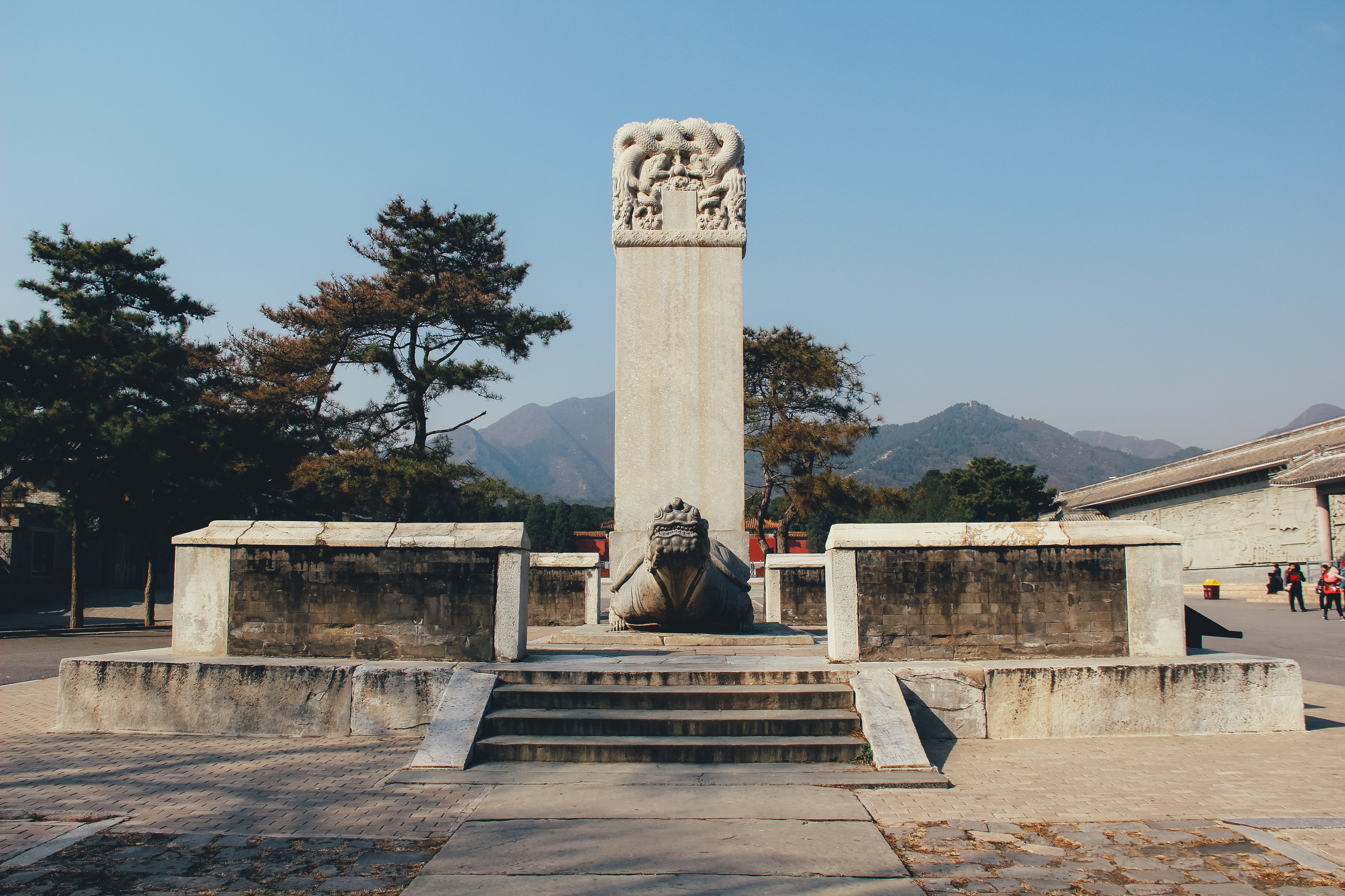 十三位皇帝埋葬于此风水宝地，有无尽的财富，无一人敢去盗墓