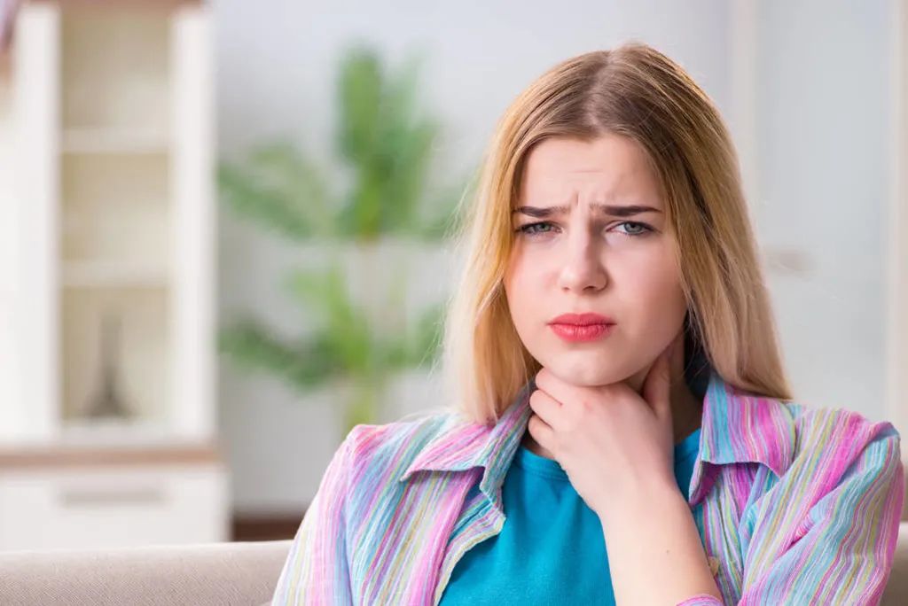 嗓子干痒，有痰咳不出？教你2招缓解，嗓子立马舒服