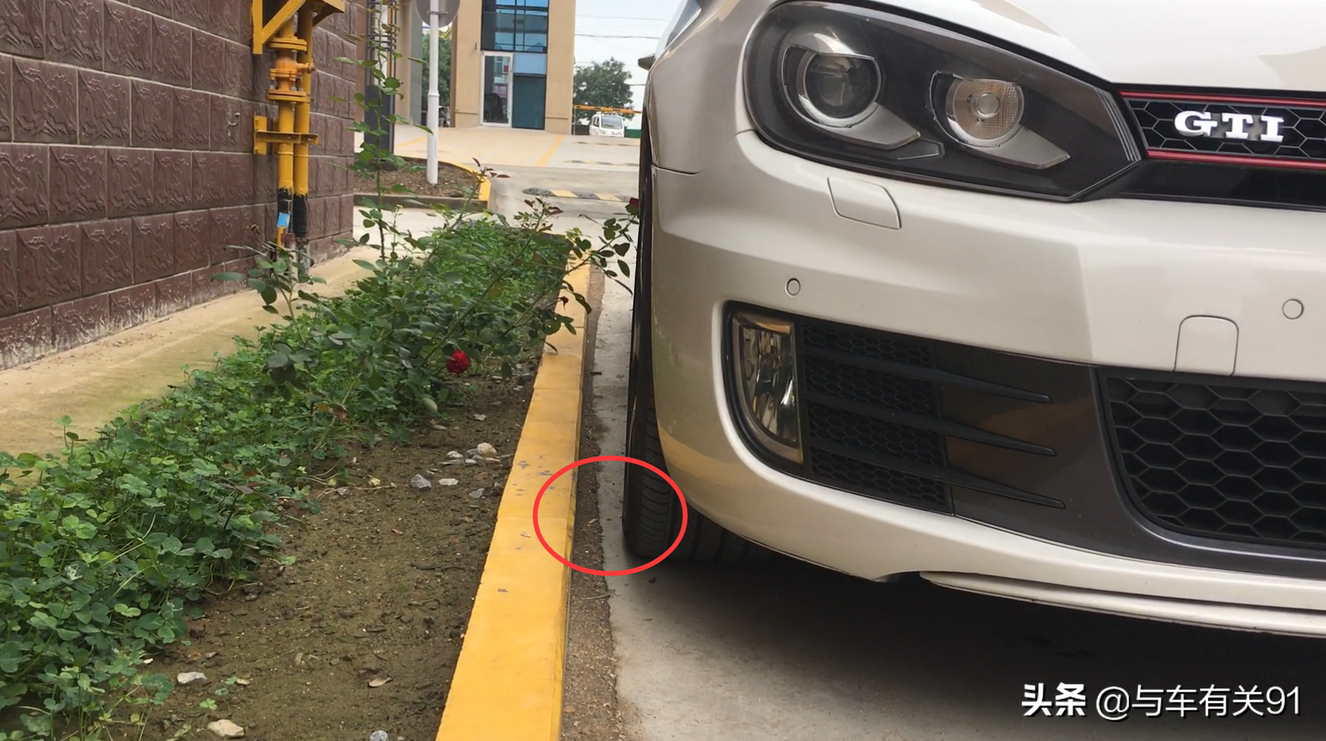 新手靠边停车20CM不剐蹭技巧，车内看好这2个点，简单实用