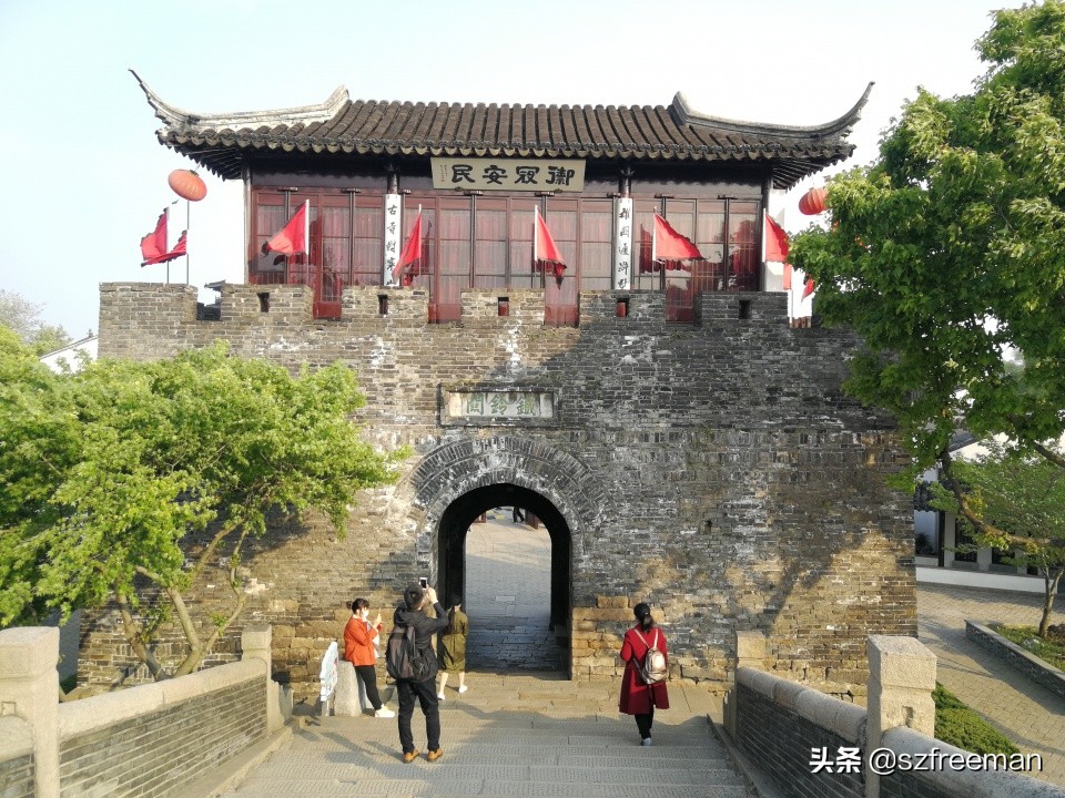 眼前的景象宛如诗句，铁铃关外烟如画，人立枫桥数客船