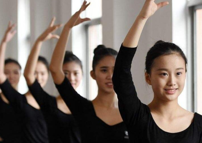 多所高校停招艺术特长生，艺考生面露难色，想进985大学更难了