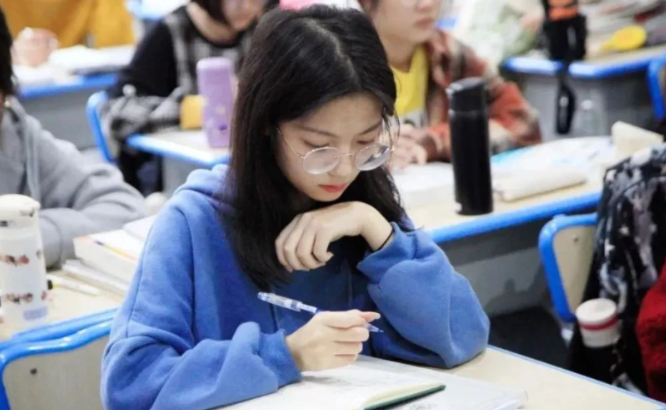 大学生考试（大学里）