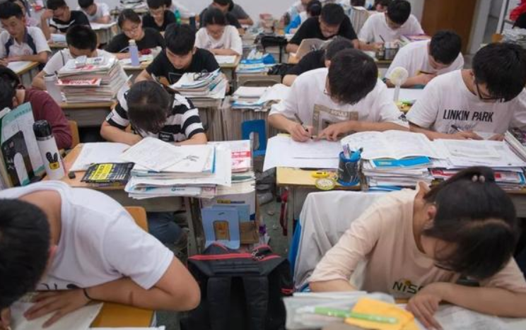 2022届高考生迎来坏消息，教育部表态，不允许这几类学生参加高考