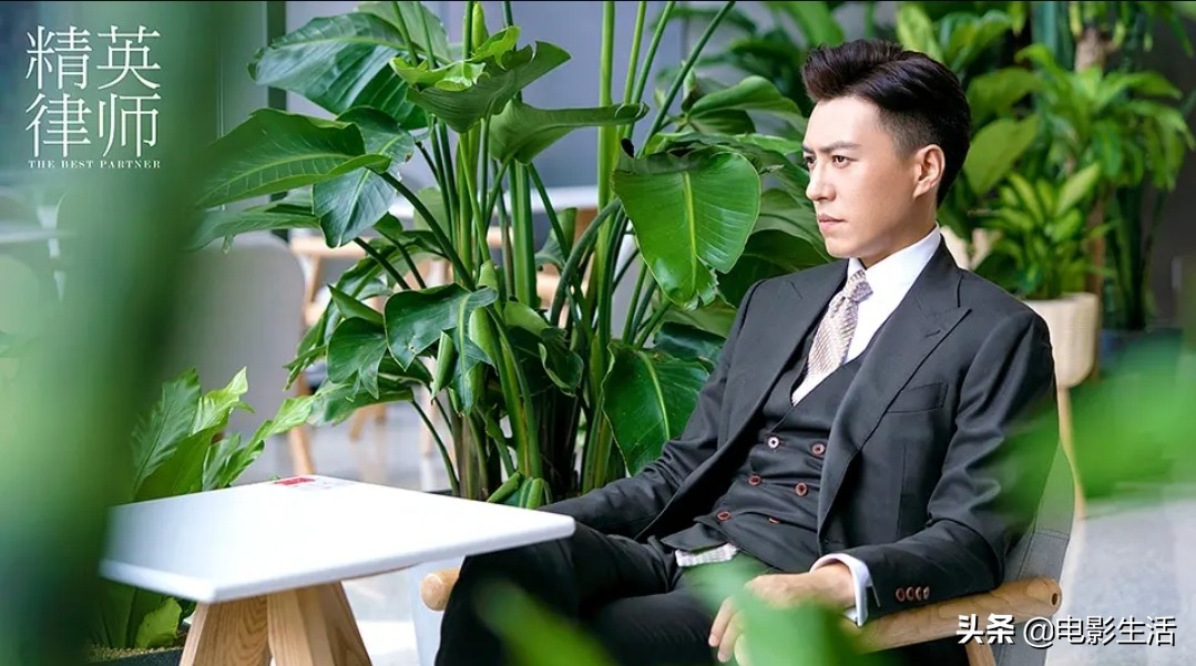 《精英律师》靳东被批摆造型、凹人设演，仅1集就暴露出各种问题