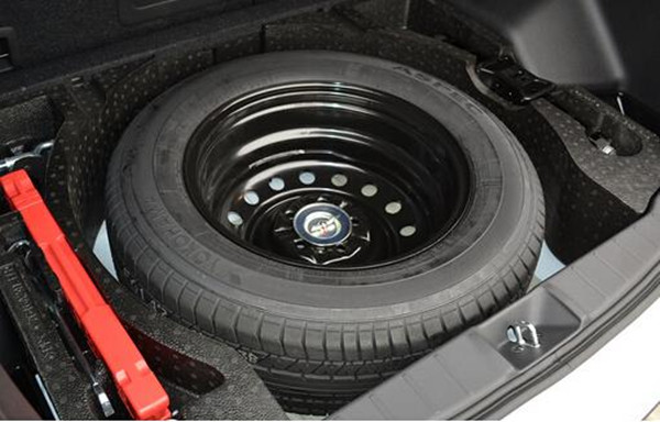 奥迪q5换备胎教程(备胎放在车里5年没用过) - 四帝国车市