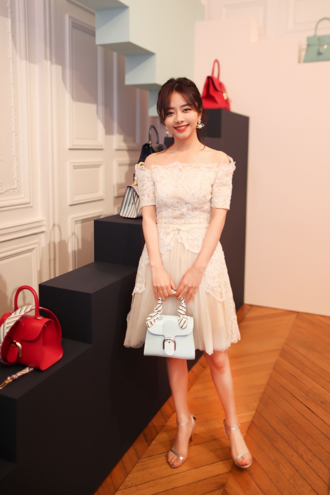 29岁谭松韵太嫩了,穿拼接透视衬衣配粉色短裙,对镜甜笑似少女