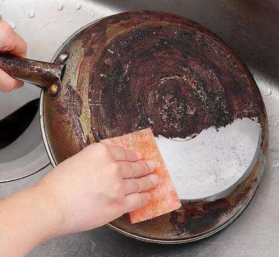 锅底油污又厚又脏,"去污神器"也没用?这些不花钱的方法更管用