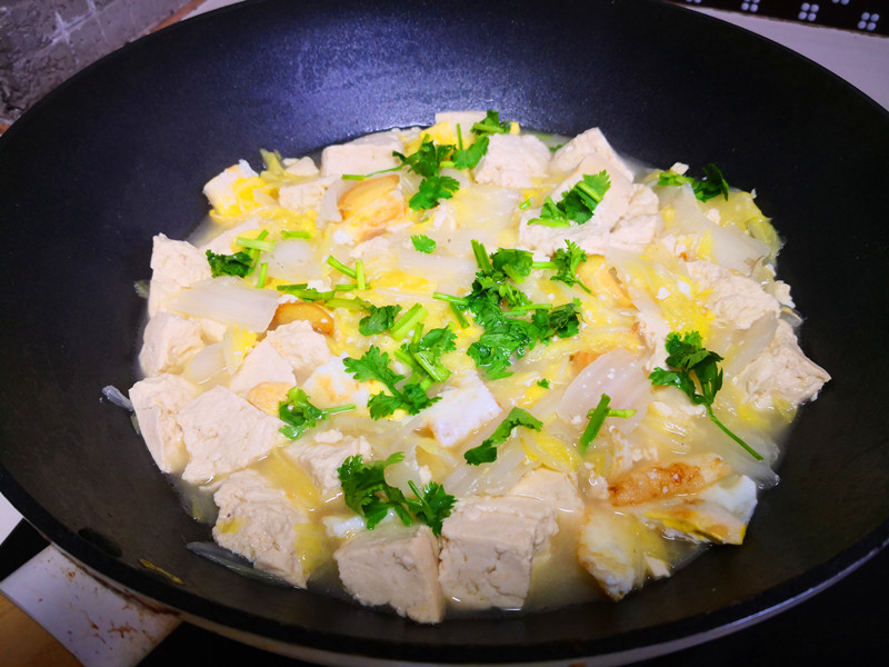 白菜炖豆腐怎么做才好吃？原来诀窍在这里，一次炖一锅，太香了