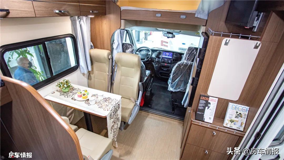 宇通新款房车：造型少见，有3张床能住一家5口人，30多万值么？