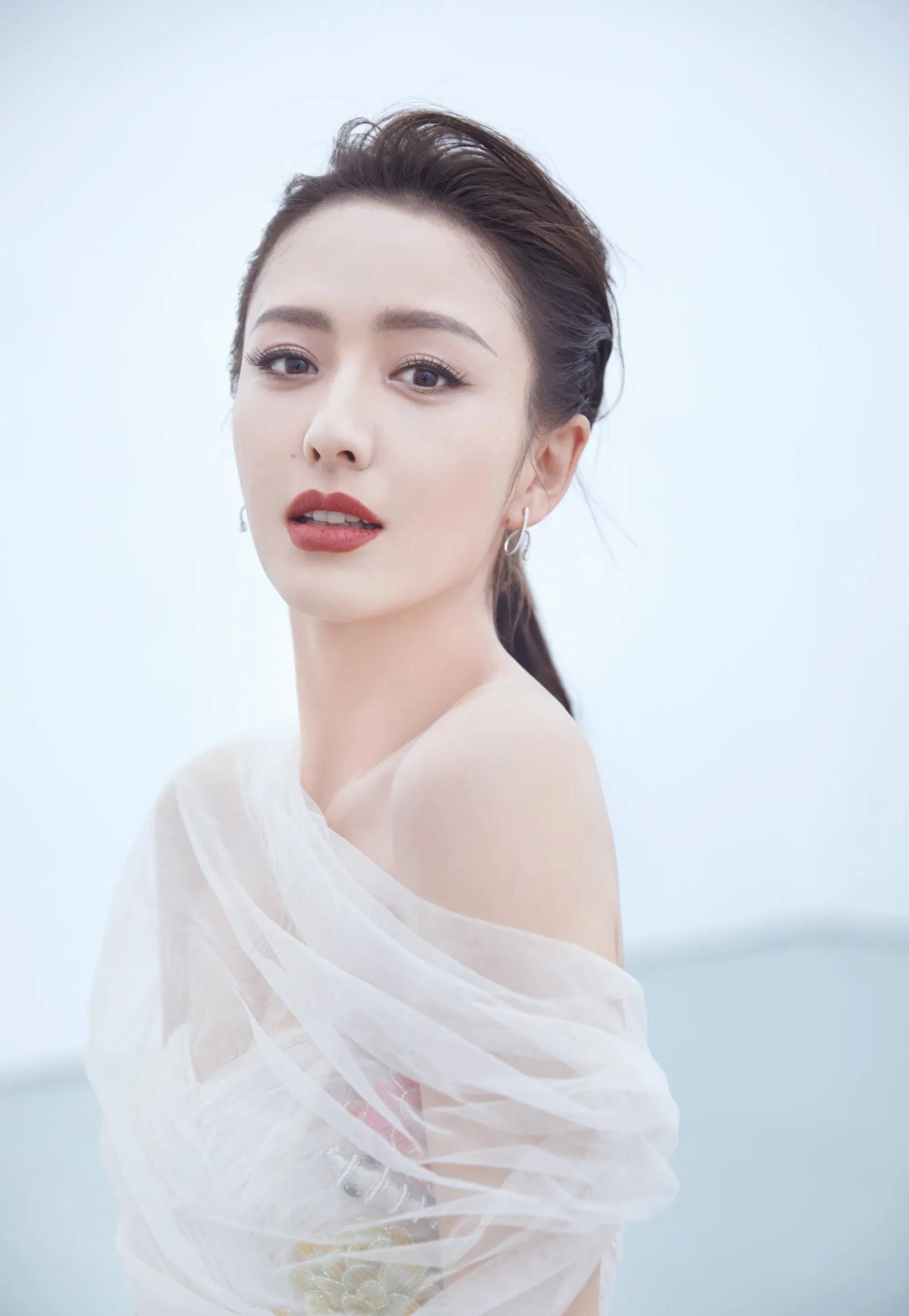 御姐佟丽娅黑色吊带开叉裙大秀美腿，一字带玉足高清生图攻气十足