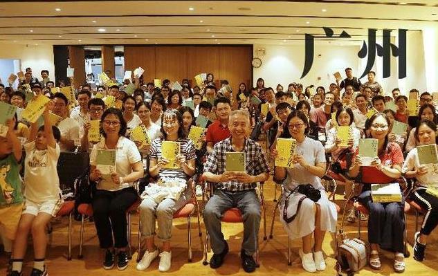 他是华中师范大学博导，“国民教授”，“别人家的老师”戴建业