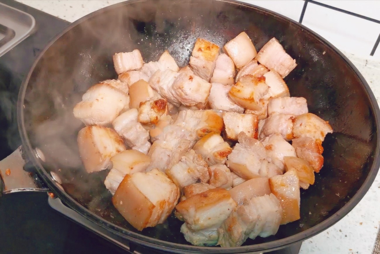红烧肉的家常做法，肥而不腻，软糯香甜，步骤简单，新手一看就会