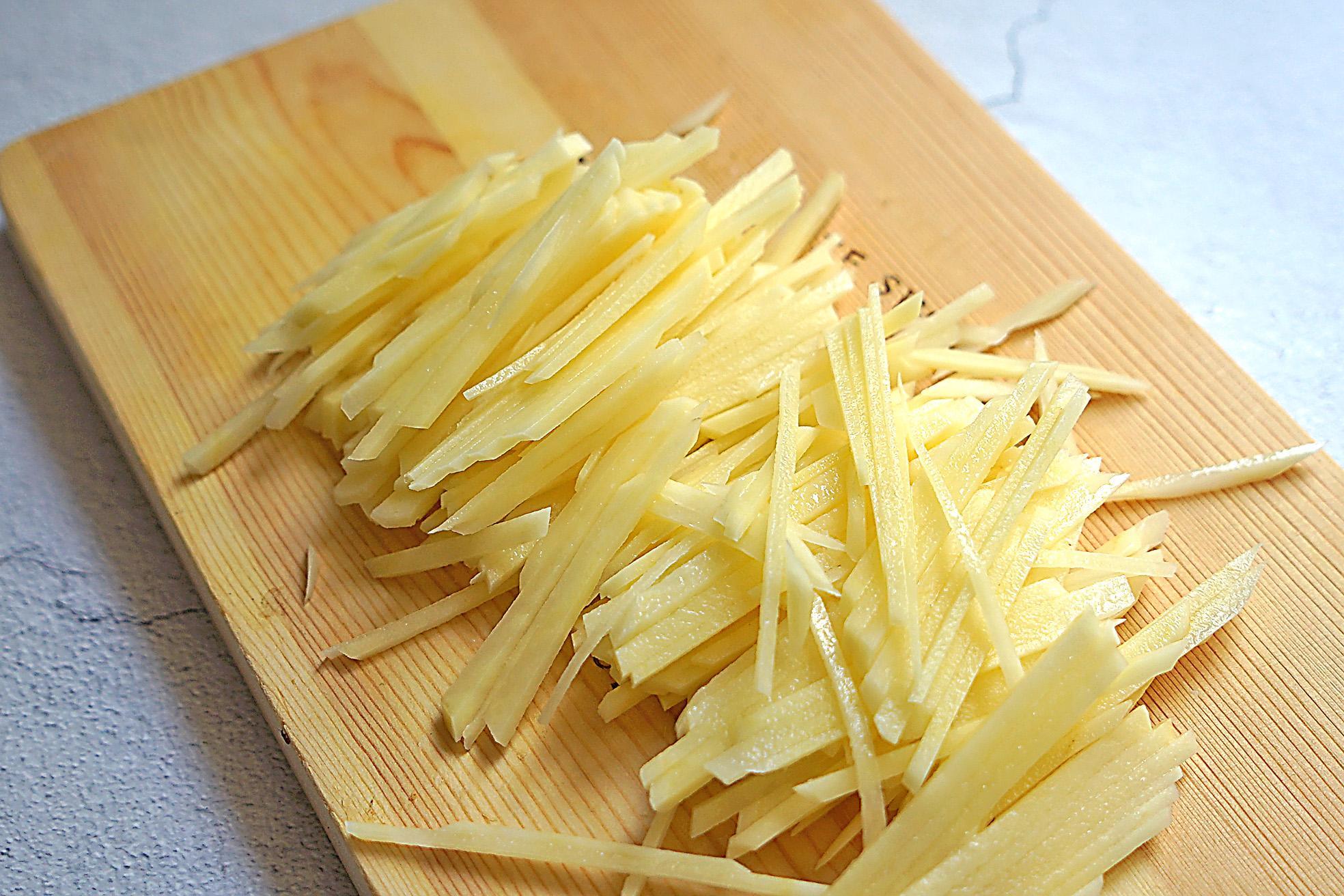 2土豆洗净切丝,辣条切段备用.3:蒜瓣拍碎切碎.