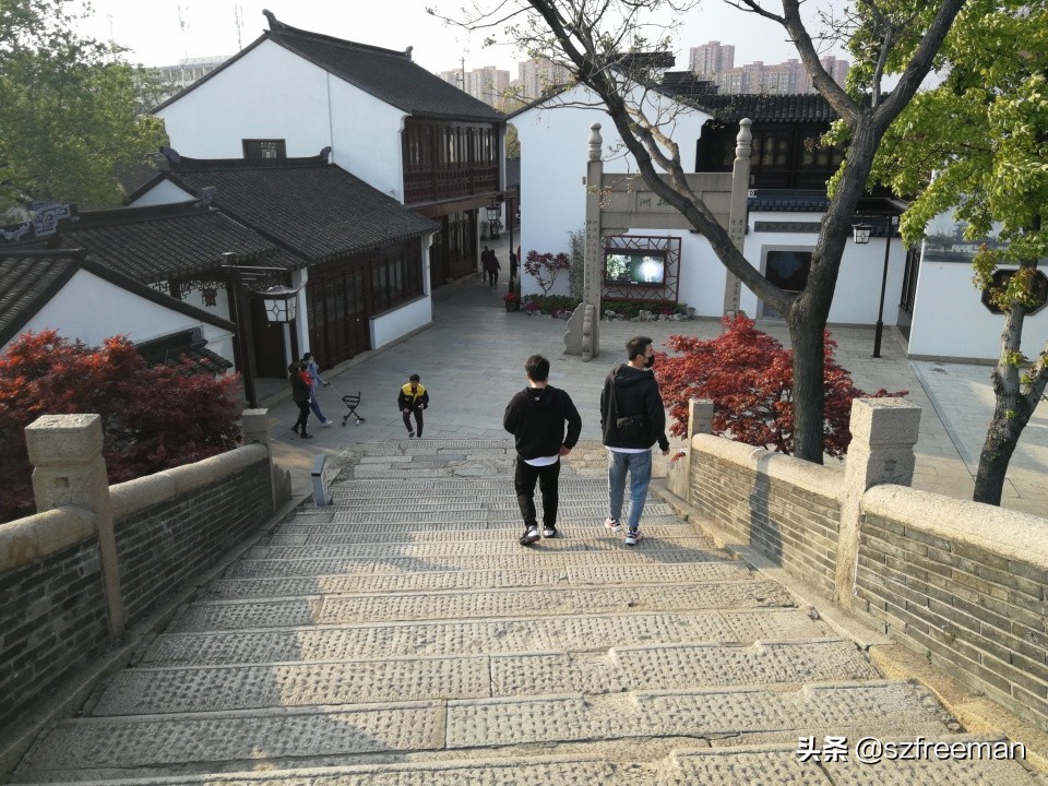 眼前的景象宛如诗句，铁铃关外烟如画，人立枫桥数客船
