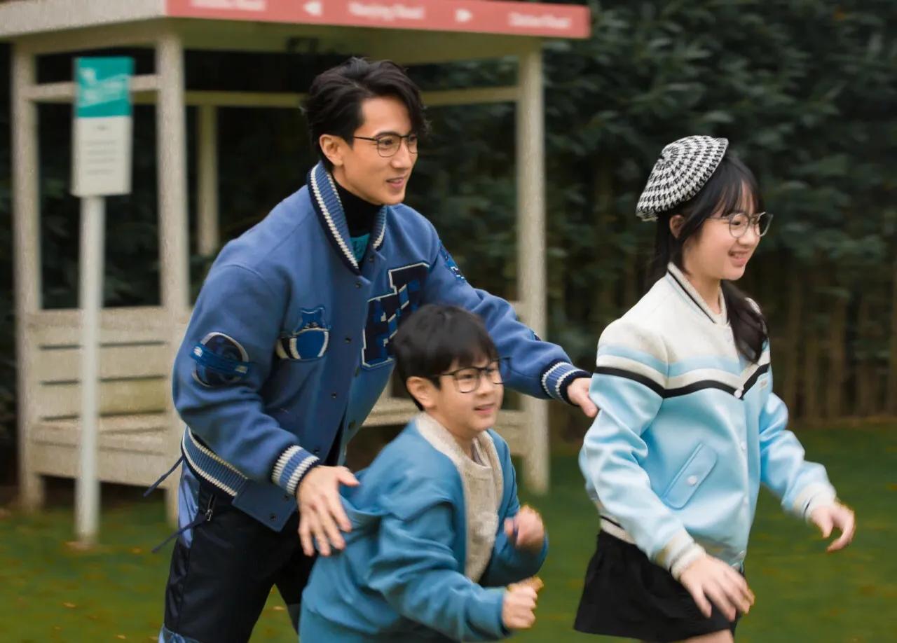 吴尊和儿女戴黑框眼镜拍大片，8岁max变圆润，五官和爸爸一模一样