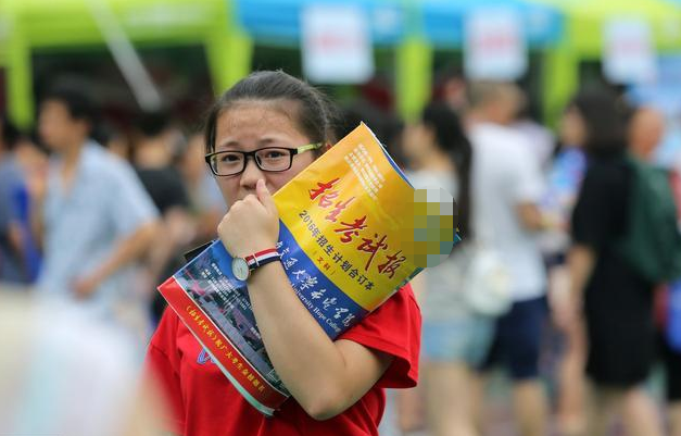 高考志愿成生意，规划师一年收入90万？花高价报志愿真有必要？