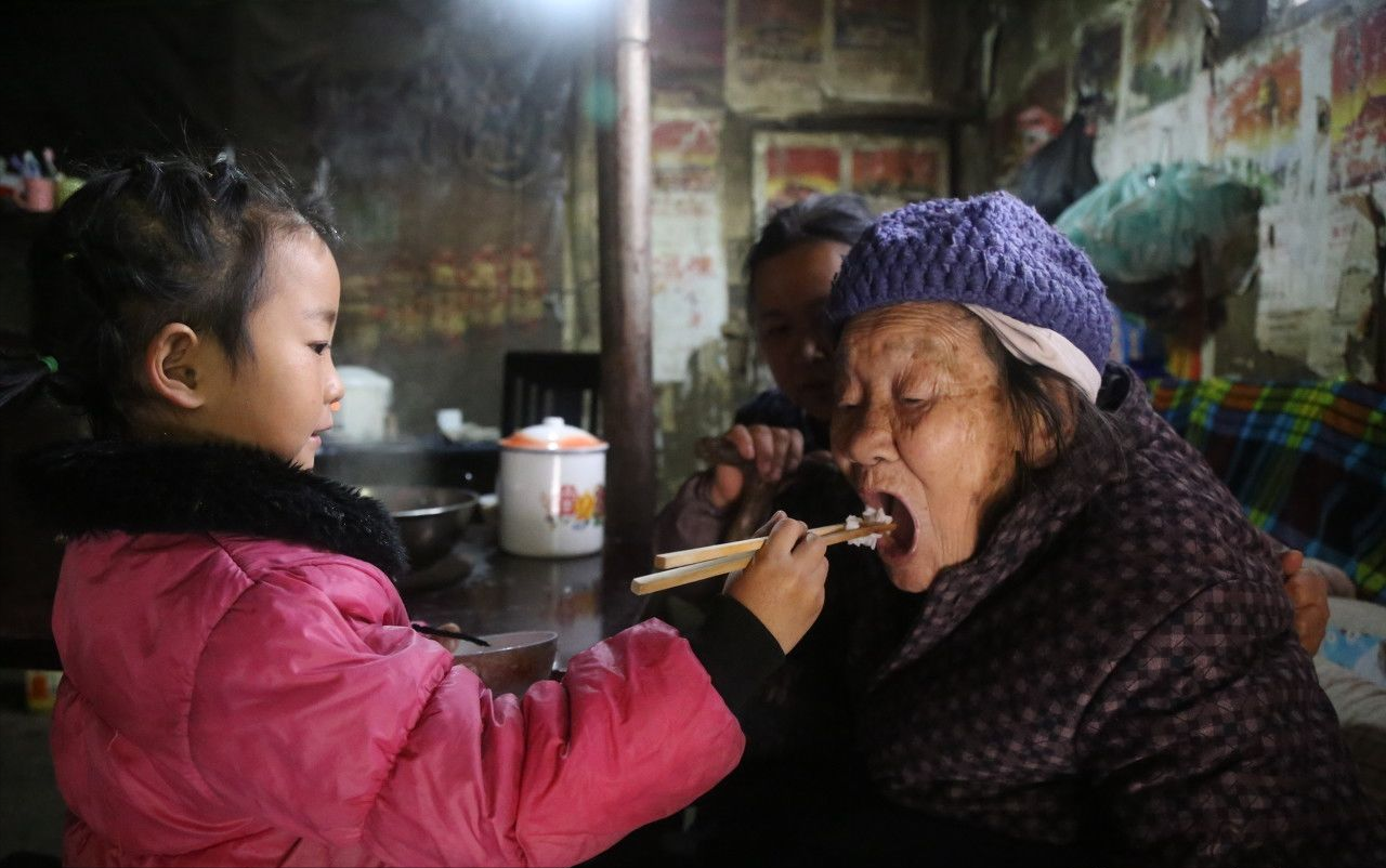 爸坐牢妈失踪，六岁的她撑起三代之家，13亿人为她点赞