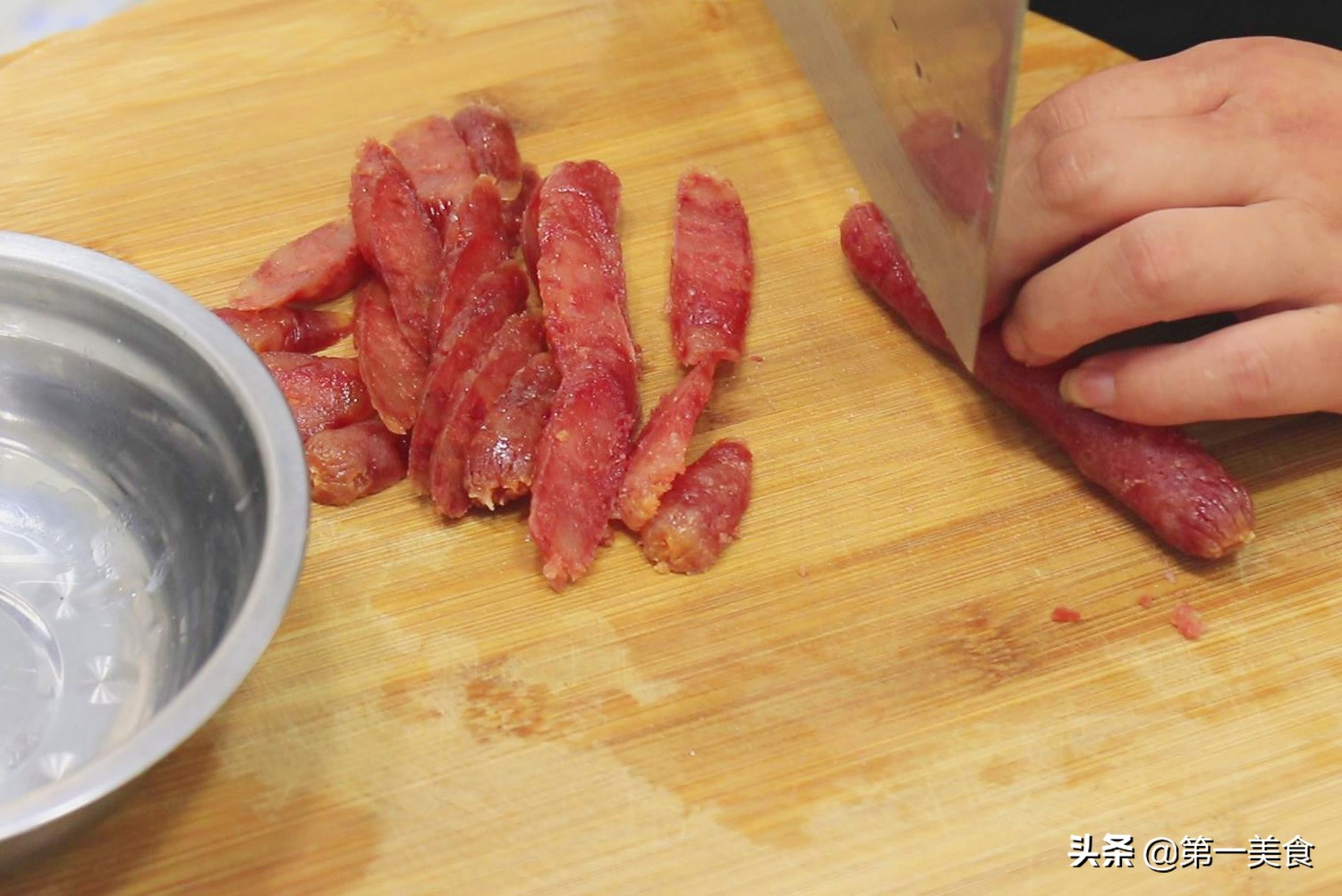 厨师长教你腊肠炒蒜苔的简单做法，学会这一招，蒜苔清脆又入味