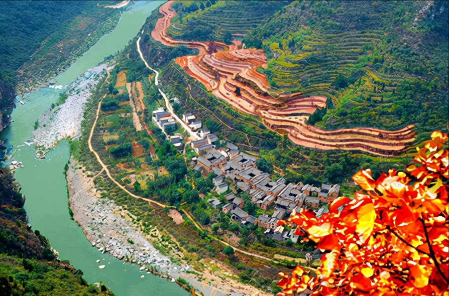 沁河周围环绕着村落,而四周连绵起伏的山脉又环抱着