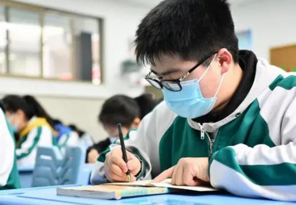 初中生发型“新规定”，男生乐意接受，女生表示丑出新高度