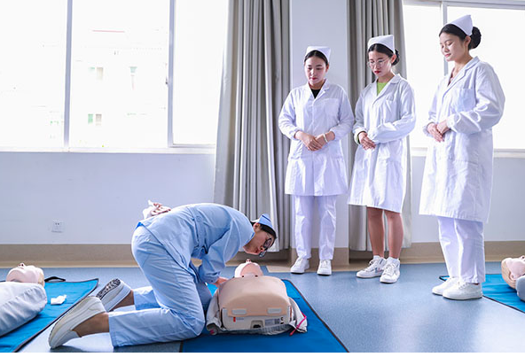 护理专业招生爆冷，985高校降分录取，学生：并没有报考的想法