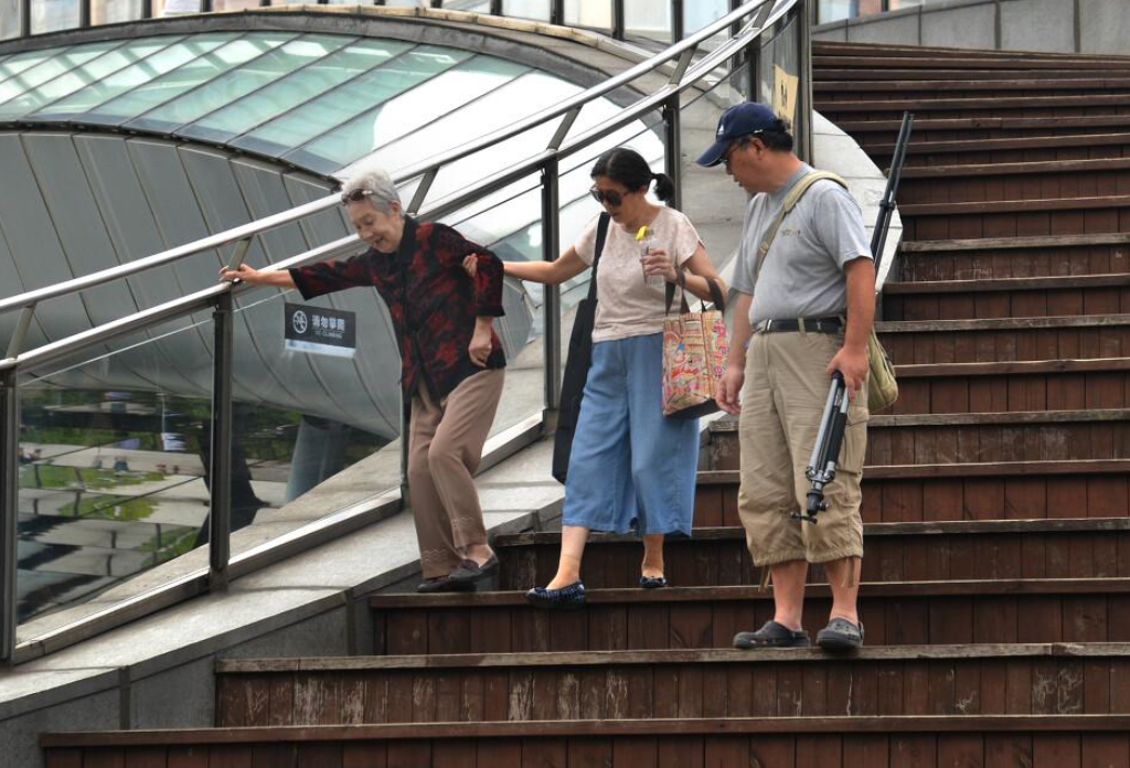 女人50岁后，总觉得下肢无力，走路特别累？这4点或是罪魁祸首