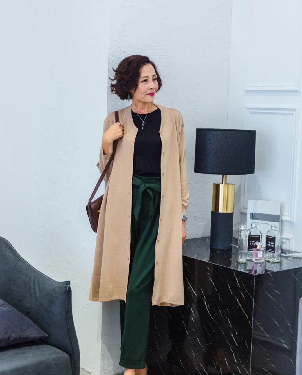 既然已经老气，那就从容面对，不装嫩不做作，穿出优雅搭出时尚感