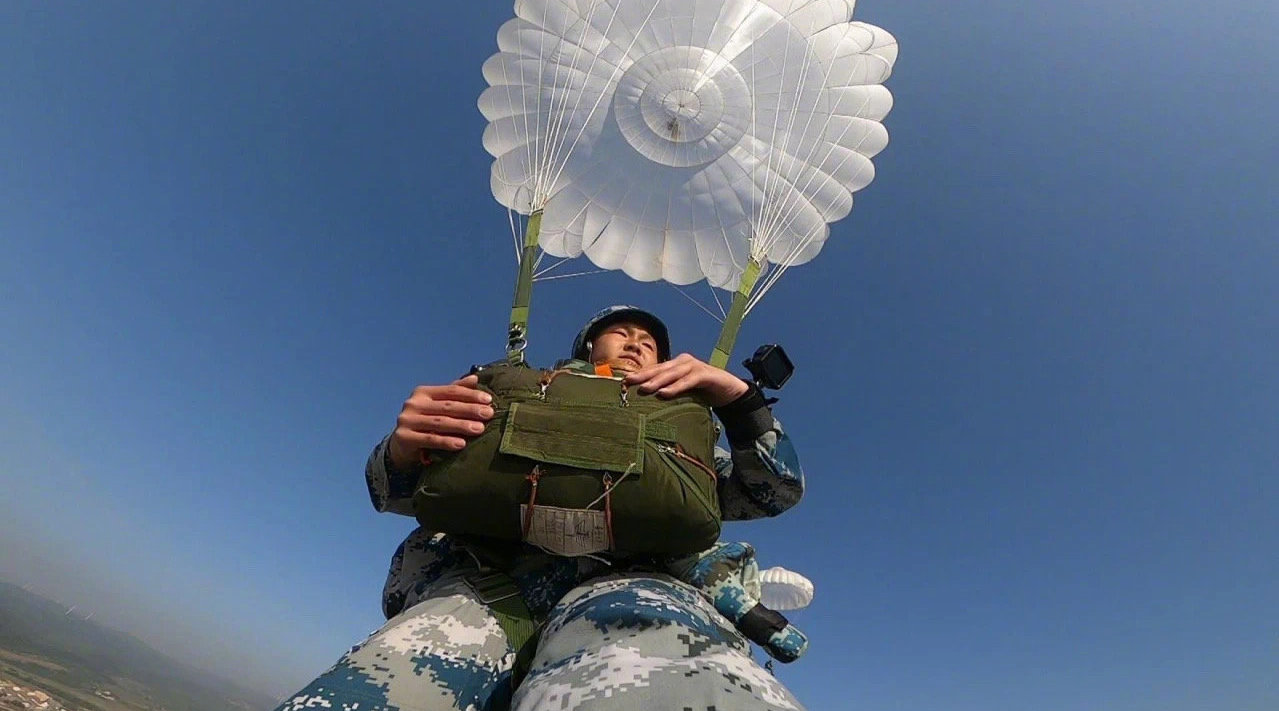 13年前汶川地震,空降兵15勇士从4999米高空盲跳而下,近况如何了