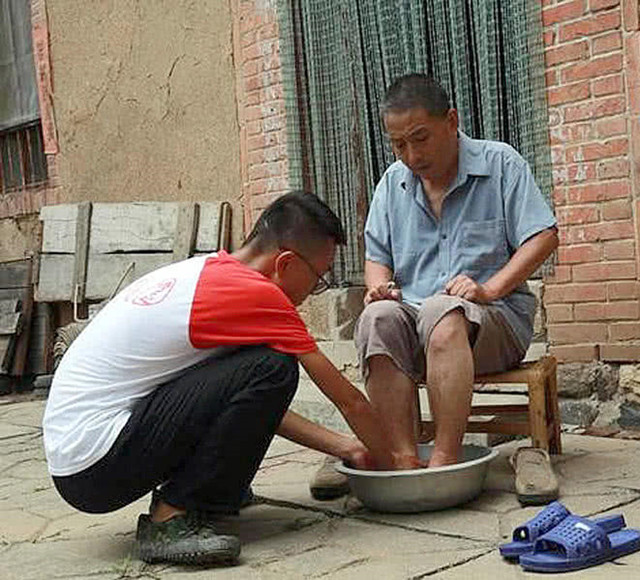 寒门出贵子，放学帮父母下地喂猪，他凭什么能高考710分进清华？