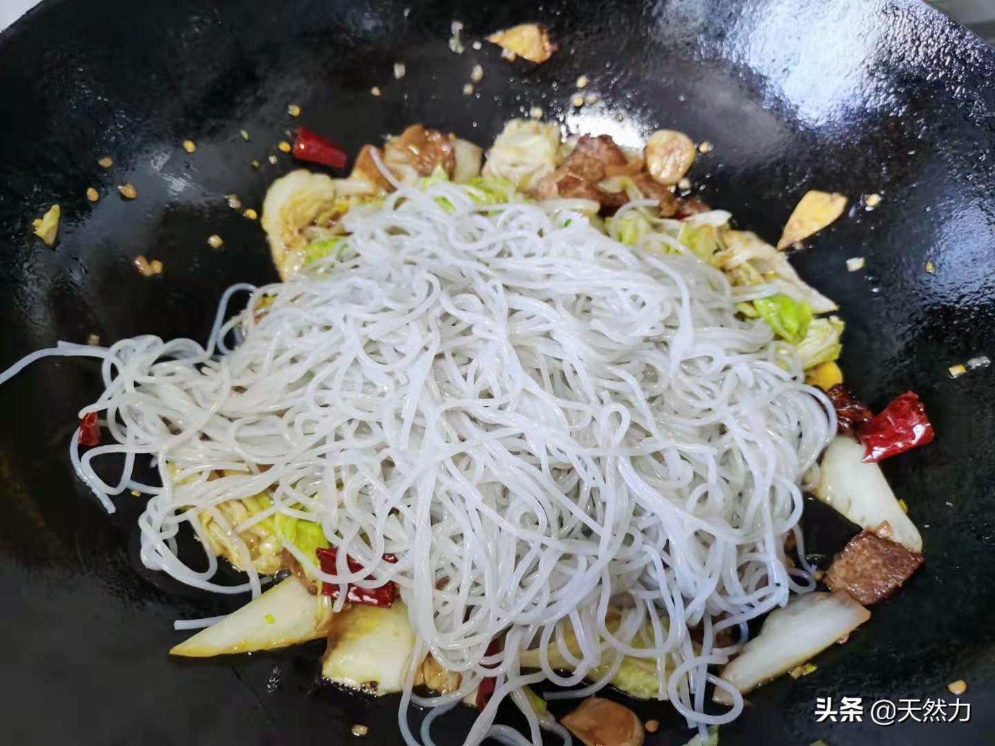 白菜猪肉炒粉条，酒店的做法，家常的味道，简直太美味了