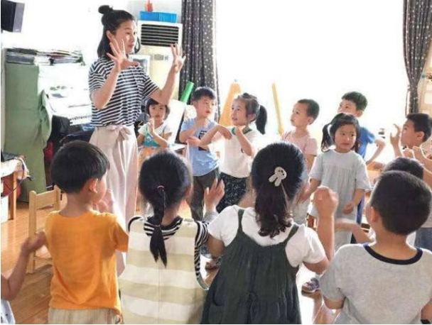 宝宝不上幼儿园行不行？“鲶鱼效应”很关键，家长该放手就别拖