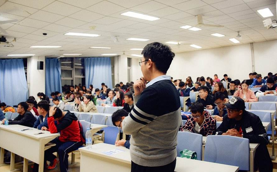 大一竞选班干部，“好处”多多，尤其是这3个职位，你不容错过