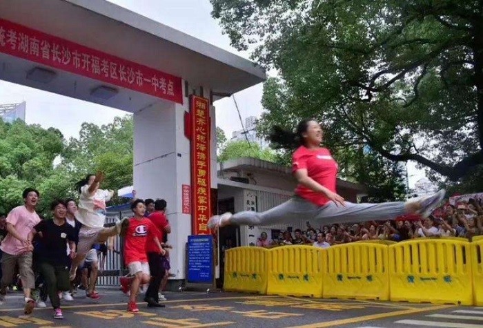 “一字马”女孩高考成绩出炉，开心表示终于有学上，却被网友嫌弃