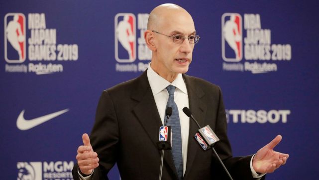 为什么nba要全体下跪(为抗议美国种族歧视，NBA全员身穿“BLM”球衣在奏国歌时下跪)