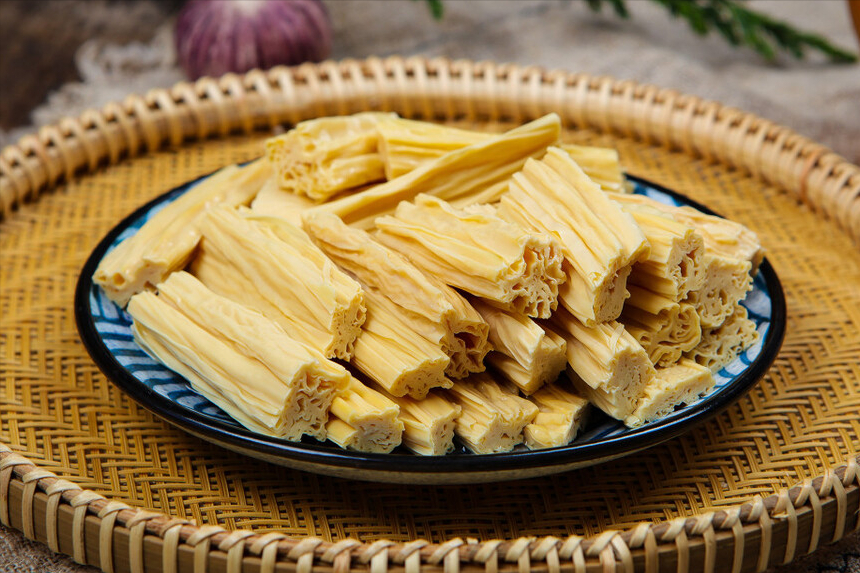 泡腐竹，不要放在水里就泡，饭店常用这方法，泡发快速不夹生