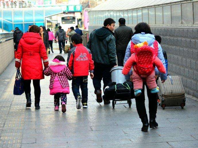 高铁一位妈妈的“睡照”火了，抱着老二牵老大，网友：可怜父母心