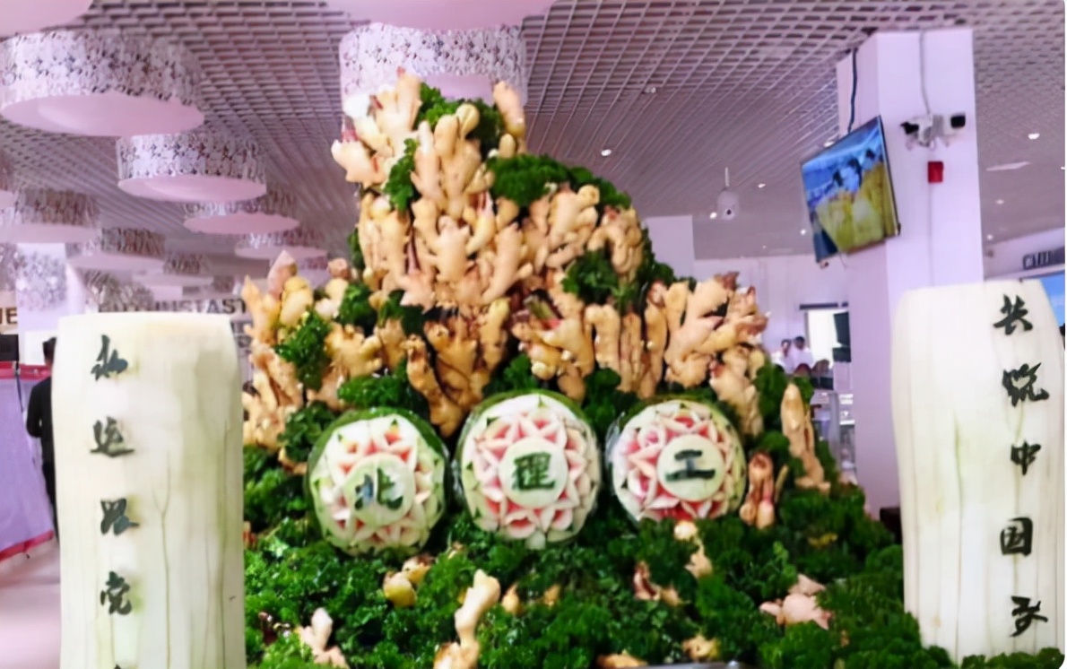 高校大学食堂火了，画风奇特引热议，学生：吃个饭好像要把人送走