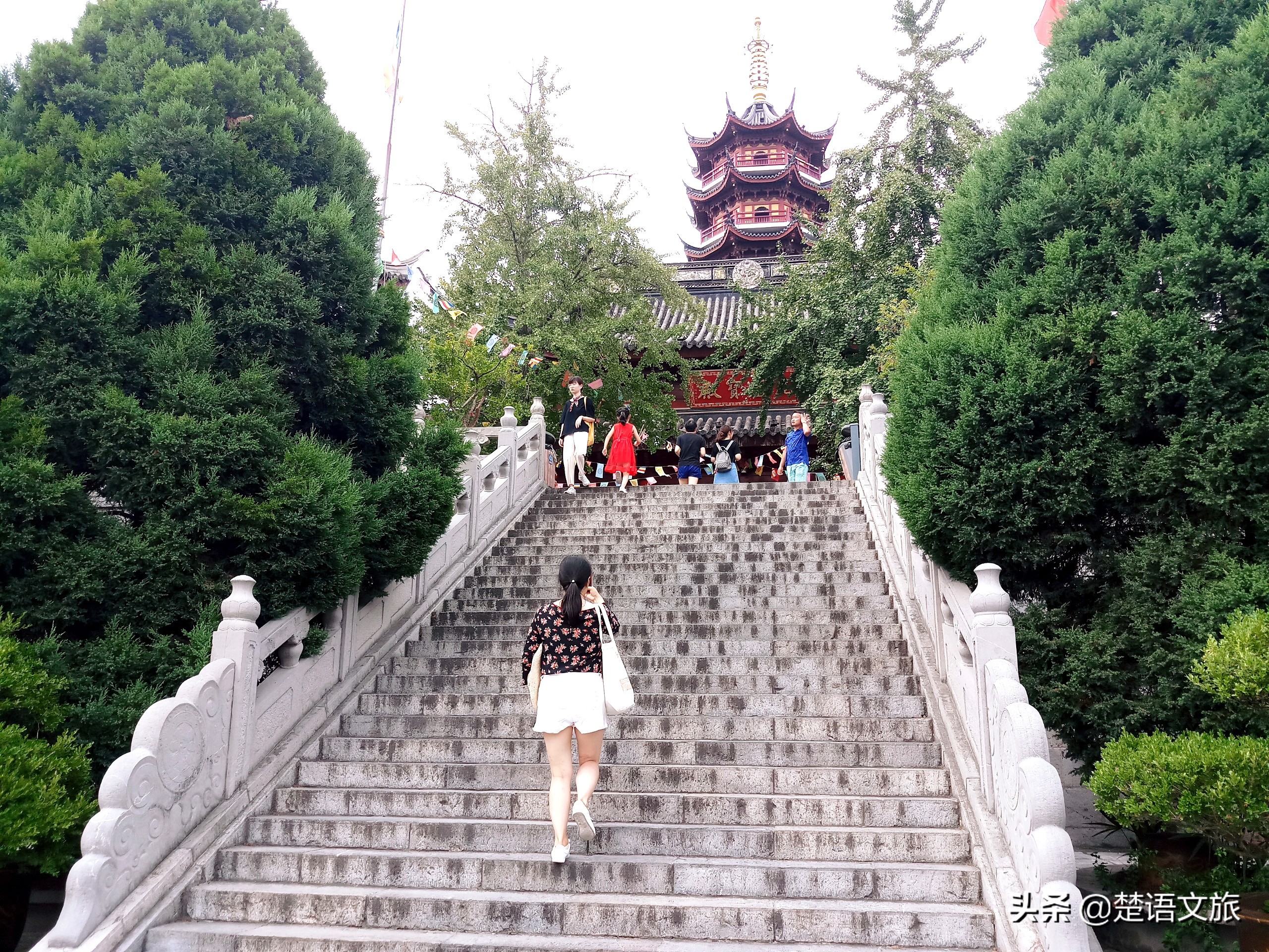 南京这座寺院，号称南朝四百八十寺之首，求签拜佛的居然多为美女