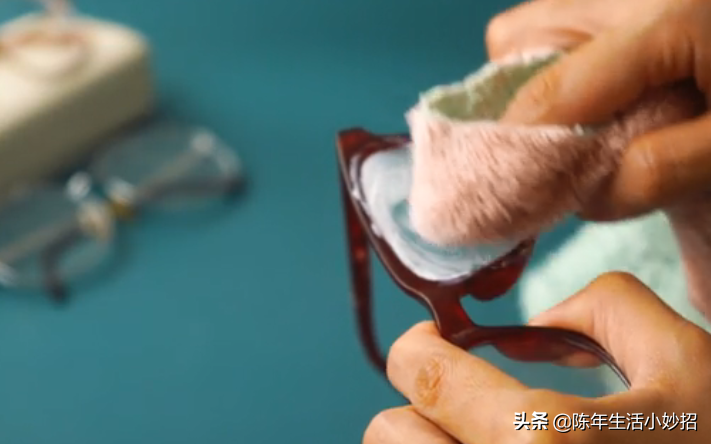 眼镜上有划痕该如何修复呢？