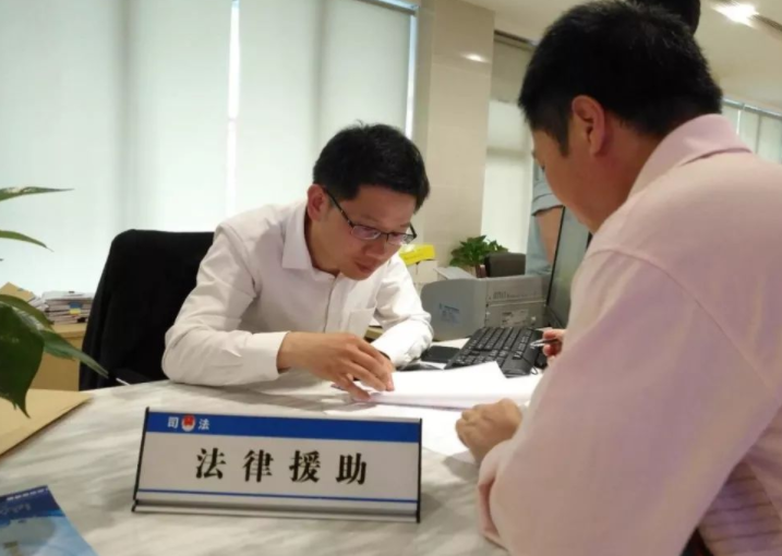 同样是法学生就业，律师事务所和公务员差距大，工作多年见分晓