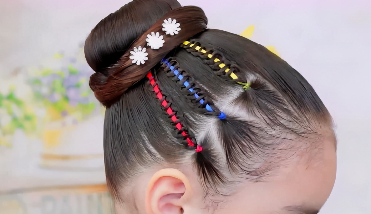 萌萌哒很是可爱,3小女孩发型设计方法三可爱发型:给女儿绑