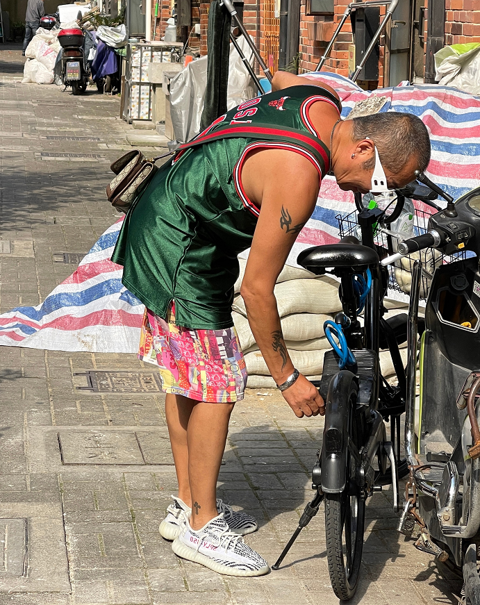 上海大爷爱穿什么鞋？国货飞跃回力、日本亚瑟士，比皮鞋香太多