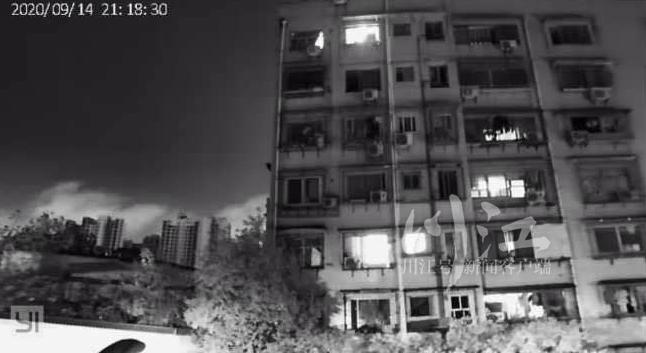 泸州一小区住户多次往楼下扔垃圾，邻居买监控拍下全过程