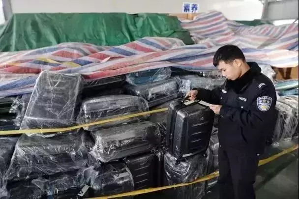 情侣微商卖假“新秀丽”箱包,一月赚20万买奔驰住别墅!