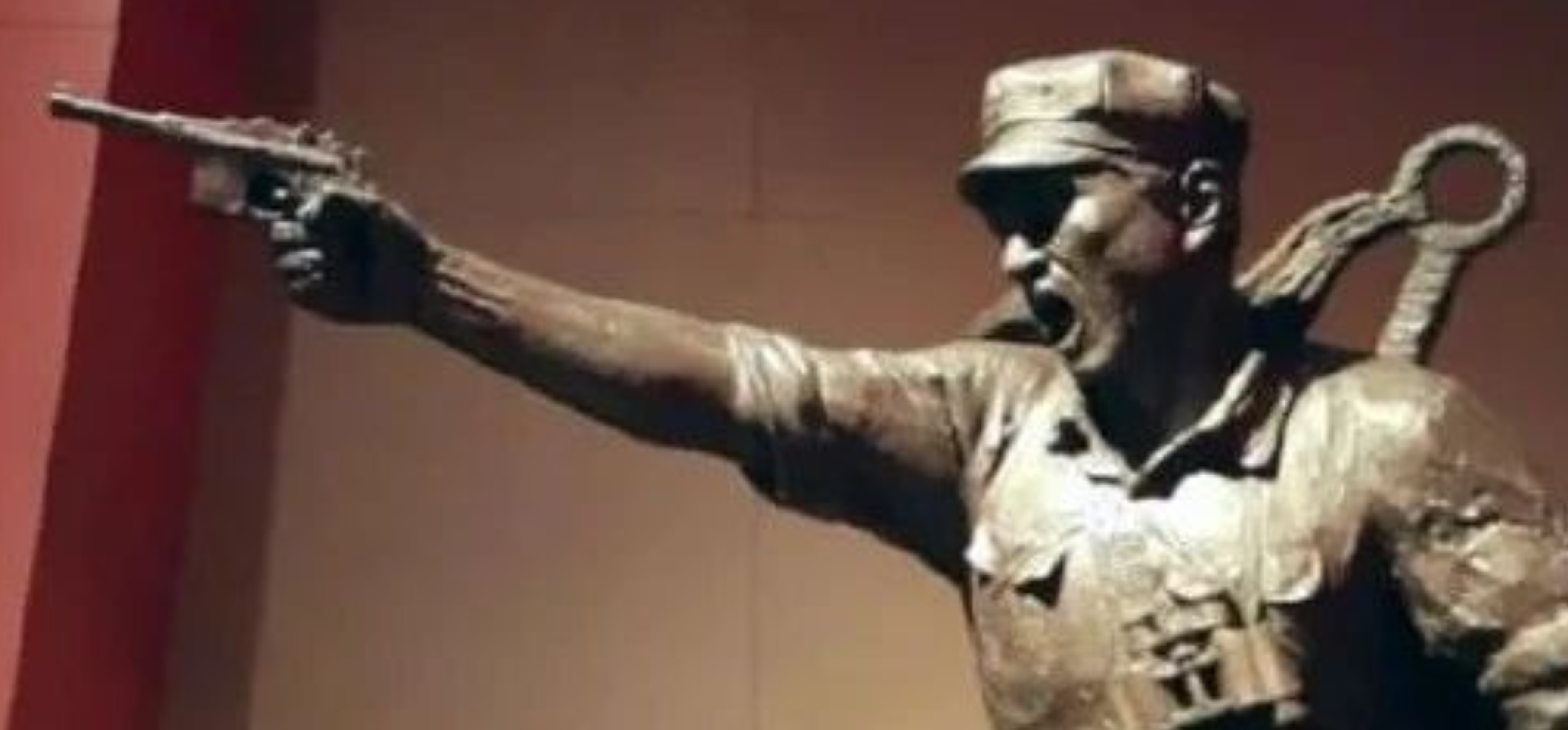 他被子弹击中腹部，肠子流了出来……