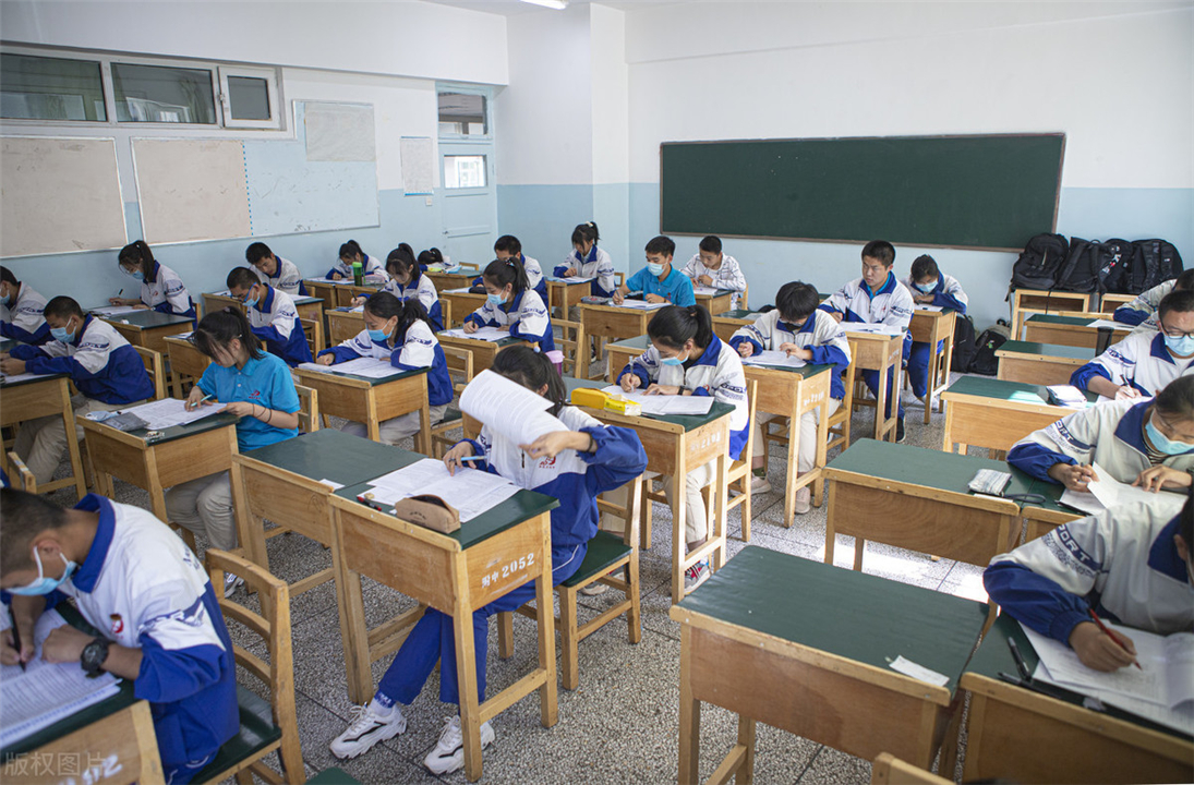 “我不会的题，你也别做”，手撕别人高考卷的女生，后来考了几分