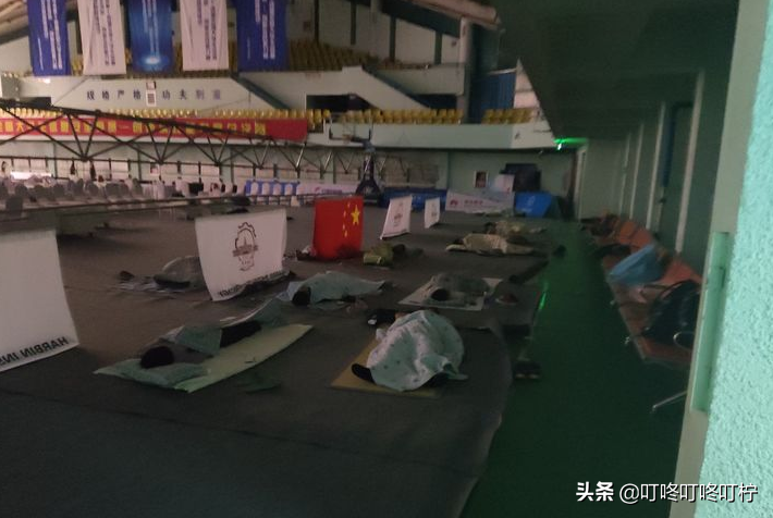 哈工大学生遭遇酷暑，无奈学校门前打地铺，学校处理方式“绝了”